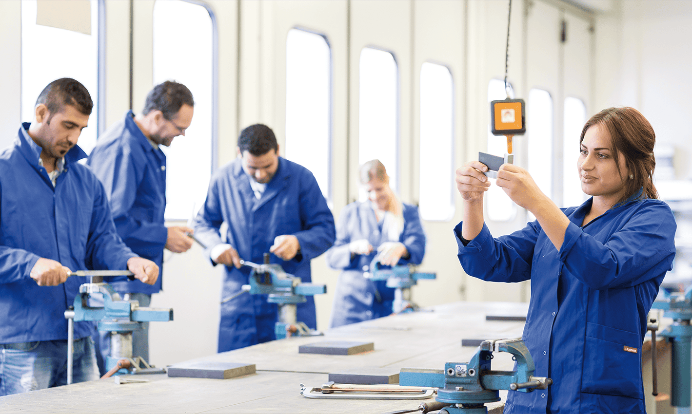 Arbeiten in Metallwerkstatt